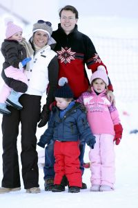 13-02-2008 KONINKLIJK HUIS;  KONINKLIJKE FAMILIE OP WINTERSPORTVAKANTIE IN LECH.
Koningin Beatrix - Prins Willem Alexander - Prinses Maxima met hun kinderen Amalia-Alexia en Ariane en Prins Constantijn met Prinses Laurentien met hun kinderen Eloise-Claus Casimir en Leonore zijn op wintersport vakantie in het prachtige Lech. Alexander en Maxima met hun kinderen verbleven in een gehuurde villa en Koningin Beatrix met Constantijn en Laurentien en de kinderen in hotel Post waar zij al vele jaren de naast gelegen villa huren.
foto: Albert den Iseger.