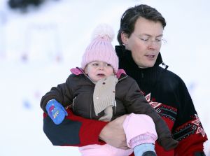 13-02-2008 KONINKLIJK HUIS;  KONINKLIJKE FAMILIE OP WINTERSPORTVAKANTIE IN LECH.
Koningin Beatrix - Prins Willem Alexander - Prinses Maxima met hun kinderen Amalia-Alexia en Ariane en Prins Constantijn met Prinses Laurentien met hun kinderen Eloise-Claus Casimir en Leonore zijn op wintersport vakantie in het prachtige Lech. Alexander en Maxima met hun kinderen verbleven in een gehuurde villa en Koningin Beatrix met Constantijn en Laurentien en de kinderen in hotel Post waar zij al vele jaren de naast gelegen villa huren.
foto: Albert den Iseger.