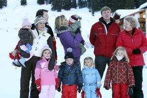 13-02-2008 KONINKLIJK HUIS;  KONINKLIJKE FAMILIE OP WINTERSPORTVAKANTIE IN LECH.
Koningin Beatrix - Prins Willem Alexander - Prinses Maxima met hun kinderen Amalia-Alexia en Ariane en Prins Constantijn met Prinses Laurentien met hun kinderen Eloise-Claus Casimir en Leonore zijn op wintersport vakantie in het prachtige Lech. Alexander en Maxima met hun kinderen verbleven in een gehuurde villa en Koningin Beatrix met Constantijn en Laurentien en de kinderen in hotel Post waar zij al vele jaren de naast gelegen villa huren.
foto: Albert den Iseger.