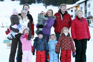 13-02-2008 KONINKLIJK HUIS;  KONINKLIJKE FAMILIE OP WINTERSPORTVAKANTIE IN LECH.
Koningin Beatrix - Prins Willem Alexander - Prinses Maxima met hun kinderen Amalia-Alexia en Ariane en Prins Constantijn met Prinses Laurentien met hun kinderen Eloise-Claus Casimir en Leonore zijn op wintersport vakantie in het prachtige Lech. Alexander en Maxima met hun kinderen verbleven in een gehuurde villa en Koningin Beatrix met Constantijn en Laurentien en de kinderen in hotel Post waar zij al vele jaren de naast gelegen villa huren.
foto: Albert den Iseger.