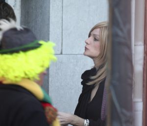18-02-2008 SHOWBIZZ; VICTOR REINIER EN KIM PETIT HANGEN ALWEER UIT HUN RAAM.
Victor heeft een nieuw huis in Maastricht met uitzicht op de Maas, hij woont nu samen met zijn Kim die nagenoeg herstelt is van het Hoteldrama  September vorig jaar. Kim draagt nu een pruik en is dagelijks bezig om weer kracht te krijgen in armen en benen. Volgens een vriendin van Kim gaat het stukken beter met haar en worden ze samen veel gezien in het uitgaansleven van Maastricht. Victor is bezig met opname s van een speelfilm genaamd Brief voor de Koning. Deze week worden de film opname s afgerond en zal Victor zich weer eens laten scheren en knippen, zodat de look van ridder weer verleden tijd zal zijn, zo zij hij in het programma van Paul en Witteman. We zullen hem in de gaten houden of dit nu eens geen leugen is.
foto: Albert den Iseger.