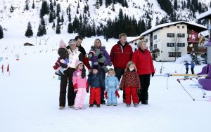 13-02-2008 KONINKLIJK HUIS;  KONINKLIJKE FAMILIE OP WINTERSPORTVAKANTIE IN LECH.
Koningin Beatrix - Prins Willem Alexander - Prinses Maxima met hun kinderen Amalia-Alexia en Ariane en Prins Constantijn met Prinses Laurentien met hun kinderen Eloise-Claus Casimir en Leonore zijn op wintersport vakantie in het prachtige Lech. Alexander en Maxima met hun kinderen verbleven in een gehuurde villa en Koningin Beatrix met Constantijn en Laurentien en de kinderen in hotel Post waar zij al vele jaren de naast gelegen villa huren.
foto: Albert den Iseger.