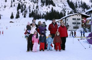 13-02-2008 KONINKLIJK HUIS;  KONINKLIJKE FAMILIE OP WINTERSPORTVAKANTIE IN LECH.
Koningin Beatrix - Prins Willem Alexander - Prinses Maxima met hun kinderen Amalia-Alexia en Ariane en Prins Constantijn met Prinses Laurentien met hun kinderen Eloise-Claus Casimir en Leonore zijn op wintersport vakantie in het prachtige Lech. Alexander en Maxima met hun kinderen verbleven in een gehuurde villa en Koningin Beatrix met Constantijn en Laurentien en de kinderen in hotel Post waar zij al vele jaren de naast gelegen villa huren.
foto: Albert den Iseger.