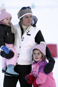 13-02-2008 KONINKLIJK HUIS;  KONINKLIJKE FAMILIE OP WINTERSPORTVAKANTIE IN LECH.
Koningin Beatrix - Prins Willem Alexander - Prinses Maxima met hun kinderen Amalia-Alexia en Ariane en Prins Constantijn met Prinses Laurentien met hun kinderen Eloise-Claus Casimir en Leonore zijn op wintersport vakantie in het prachtige Lech. Alexander en Maxima met hun kinderen verbleven in een gehuurde villa en Koningin Beatrix met Constantijn en Laurentien en de kinderen in hotel Post waar zij al vele jaren de naast gelegen villa huren.
foto: Albert den Iseger.