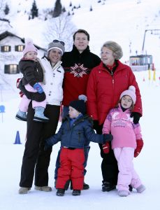 13-02-2008 KONINKLIJK HUIS;  KONINKLIJKE FAMILIE OP WINTERSPORTVAKANTIE IN LECH.
Koningin Beatrix - Prins Willem Alexander - Prinses Maxima met hun kinderen Amalia-Alexia en Ariane en Prins Constantijn met Prinses Laurentien met hun kinderen Eloise-Claus Casimir en Leonore zijn op wintersport vakantie in het prachtige Lech. Alexander en Maxima met hun kinderen verbleven in een gehuurde villa en Koningin Beatrix met Constantijn en Laurentien en de kinderen in hotel Post waar zij al vele jaren de naast gelegen villa huren.
foto: Albert den Iseger.