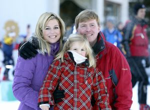 13-02-2008 KONINKLIJK HUIS;  KONINKLIJKE FAMILIE OP WINTERSPORTVAKANTIE IN LECH.
Koningin Beatrix - Prins Willem Alexander - Prinses Maxima met hun kinderen Amalia-Alexia en Ariane en Prins Constantijn met Prinses Laurentien met hun kinderen Eloise-Claus Casimir en Leonore zijn op wintersport vakantie in het prachtige Lech. Alexander en Maxima met hun kinderen verbleven in een gehuurde villa en Koningin Beatrix met Constantijn en Laurentien en de kinderen in hotel Post waar zij al vele jaren de naast gelegen villa huren.
foto: Albert den Iseger.
