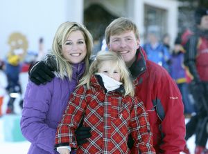 13-02-2008 KONINKLIJK HUIS;  KONINKLIJKE FAMILIE OP WINTERSPORTVAKANTIE IN LECH.
Koningin Beatrix - Prins Willem Alexander - Prinses Maxima met hun kinderen Amalia-Alexia en Ariane en Prins Constantijn met Prinses Laurentien met hun kinderen Eloise-Claus Casimir en Leonore zijn op wintersport vakantie in het prachtige Lech. Alexander en Maxima met hun kinderen verbleven in een gehuurde villa en Koningin Beatrix met Constantijn en Laurentien en de kinderen in hotel Post waar zij al vele jaren de naast gelegen villa huren.
foto: Albert den Iseger.