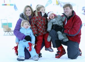 13-02-2008 KONINKLIJK HUIS;  KONINKLIJKE FAMILIE OP WINTERSPORTVAKANTIE IN LECH.
Koningin Beatrix - Prins Willem Alexander - Prinses Maxima met hun kinderen Amalia-Alexia en Ariane en Prins Constantijn met Prinses Laurentien met hun kinderen Eloise-Claus Casimir en Leonore zijn op wintersport vakantie in het prachtige Lech. Alexander en Maxima met hun kinderen verbleven in een gehuurde villa en Koningin Beatrix met Constantijn en Laurentien en de kinderen in hotel Post waar zij al vele jaren de naast gelegen villa huren.
foto: Albert den Iseger.