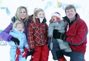 13-02-2008 KONINKLIJK HUIS;  KONINKLIJKE FAMILIE OP WINTERSPORTVAKANTIE IN LECH.
Koningin Beatrix - Prins Willem Alexander - Prinses Maxima met hun kinderen Amalia-Alexia en Ariane en Prins Constantijn met Prinses Laurentien met hun kinderen Eloise-Claus Casimir en Leonore zijn op wintersport vakantie in het prachtige Lech. Alexander en Maxima met hun kinderen verbleven in een gehuurde villa en Koningin Beatrix met Constantijn en Laurentien en de kinderen in hotel Post waar zij al vele jaren de naast gelegen villa huren.
foto: Albert den Iseger.