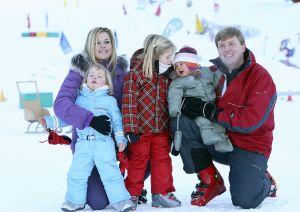 13-02-2008 KONINKLIJK HUIS;  KONINKLIJKE FAMILIE OP WINTERSPORTVAKANTIE IN LECH.
Koningin Beatrix - Prins Willem Alexander - Prinses Maxima met hun kinderen Amalia-Alexia en Ariane en Prins Constantijn met Prinses Laurentien met hun kinderen Eloise-Claus Casimir en Leonore zijn op wintersport vakantie in het prachtige Lech. Alexander en Maxima met hun kinderen verbleven in een gehuurde villa en Koningin Beatrix met Constantijn en Laurentien en de kinderen in hotel Post waar zij al vele jaren de naast gelegen villa huren.
foto: Albert den Iseger.