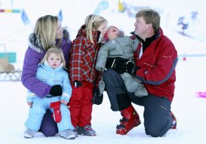 13-02-2008 KONINKLIJK HUIS;  KONINKLIJKE FAMILIE OP WINTERSPORTVAKANTIE IN LECH.
Koningin Beatrix - Prins Willem Alexander - Prinses Maxima met hun kinderen Amalia-Alexia en Ariane en Prins Constantijn met Prinses Laurentien met hun kinderen Eloise-Claus Casimir en Leonore zijn op wintersport vakantie in het prachtige Lech. Alexander en Maxima met hun kinderen verbleven in een gehuurde villa en Koningin Beatrix met Constantijn en Laurentien en de kinderen in hotel Post waar zij al vele jaren de naast gelegen villa huren.
foto: Albert den Iseger.