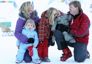 13-02-2008 KONINKLIJK HUIS;  KONINKLIJKE FAMILIE OP WINTERSPORTVAKANTIE IN LECH.
Koningin Beatrix - Prins Willem Alexander - Prinses Maxima met hun kinderen Amalia-Alexia en Ariane en Prins Constantijn met Prinses Laurentien met hun kinderen Eloise-Claus Casimir en Leonore zijn op wintersport vakantie in het prachtige Lech. Alexander en Maxima met hun kinderen verbleven in een gehuurde villa en Koningin Beatrix met Constantijn en Laurentien en de kinderen in hotel Post waar zij al vele jaren de naast gelegen villa huren.
foto: Albert den Iseger.
