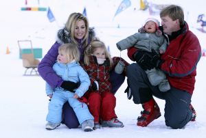 13-02-2008 KONINKLIJK HUIS;  KONINKLIJKE FAMILIE OP WINTERSPORTVAKANTIE IN LECH.
Koningin Beatrix - Prins Willem Alexander - Prinses Maxima met hun kinderen Amalia-Alexia en Ariane en Prins Constantijn met Prinses Laurentien met hun kinderen Eloise-Claus Casimir en Leonore zijn op wintersport vakantie in het prachtige Lech. Alexander en Maxima met hun kinderen verbleven in een gehuurde villa en Koningin Beatrix met Constantijn en Laurentien en de kinderen in hotel Post waar zij al vele jaren de naast gelegen villa huren.
foto: Albert den Iseger.