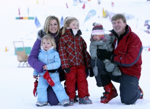 13-02-2008 KONINKLIJK HUIS;  KONINKLIJKE FAMILIE OP WINTERSPORTVAKANTIE IN LECH.
Koningin Beatrix - Prins Willem Alexander - Prinses Maxima met hun kinderen Amalia-Alexia en Ariane en Prins Constantijn met Prinses Laurentien met hun kinderen Eloise-Claus Casimir en Leonore zijn op wintersport vakantie in het prachtige Lech. Alexander en Maxima met hun kinderen verbleven in een gehuurde villa en Koningin Beatrix met Constantijn en Laurentien en de kinderen in hotel Post waar zij al vele jaren de naast gelegen villa huren.
foto: Albert den Iseger.