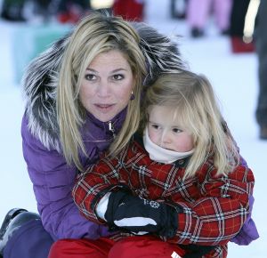 13-02-2008 KONINKLIJK HUIS;  KONINKLIJKE FAMILIE OP WINTERSPORTVAKANTIE IN LECH.
Koningin Beatrix - Prins Willem Alexander - Prinses Maxima met hun kinderen Amalia-Alexia en Ariane en Prins Constantijn met Prinses Laurentien met hun kinderen Eloise-Claus Casimir en Leonore zijn op wintersport vakantie in het prachtige Lech. Alexander en Maxima met hun kinderen verbleven in een gehuurde villa en Koningin Beatrix met Constantijn en Laurentien en de kinderen in hotel Post waar zij al vele jaren de naast gelegen villa huren.
foto: Albert den Iseger.