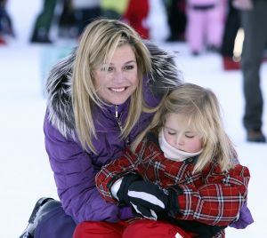 13-02-2008 KONINKLIJK HUIS;  KONINKLIJKE FAMILIE OP WINTERSPORTVAKANTIE IN LECH.
Koningin Beatrix - Prins Willem Alexander - Prinses Maxima met hun kinderen Amalia-Alexia en Ariane en Prins Constantijn met Prinses Laurentien met hun kinderen Eloise-Claus Casimir en Leonore zijn op wintersport vakantie in het prachtige Lech. Alexander en Maxima met hun kinderen verbleven in een gehuurde villa en Koningin Beatrix met Constantijn en Laurentien en de kinderen in hotel Post waar zij al vele jaren de naast gelegen villa huren.
foto: Albert den Iseger.