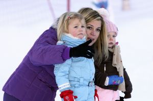 13-02-2008 KONINKLIJK HUIS;  KONINKLIJKE FAMILIE OP WINTERSPORTVAKANTIE IN LECH.
Koningin Beatrix - Prins Willem Alexander - Prinses Maxima met hun kinderen Amalia-Alexia en Ariane en Prins Constantijn met Prinses Laurentien met hun kinderen Eloise-Claus Casimir en Leonore zijn op wintersport vakantie in het prachtige Lech. Alexander en Maxima met hun kinderen verbleven in een gehuurde villa en Koningin Beatrix met Constantijn en Laurentien en de kinderen in hotel Post waar zij al vele jaren de naast gelegen villa huren.
foto: Albert den Iseger.