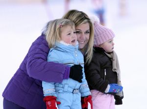 13-02-2008 KONINKLIJK HUIS;  KONINKLIJKE FAMILIE OP WINTERSPORTVAKANTIE IN LECH.
Koningin Beatrix - Prins Willem Alexander - Prinses Maxima met hun kinderen Amalia-Alexia en Ariane en Prins Constantijn met Prinses Laurentien met hun kinderen Eloise-Claus Casimir en Leonore zijn op wintersport vakantie in het prachtige Lech. Alexander en Maxima met hun kinderen verbleven in een gehuurde villa en Koningin Beatrix met Constantijn en Laurentien en de kinderen in hotel Post waar zij al vele jaren de naast gelegen villa huren.
foto: Albert den Iseger.