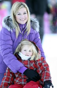 13-02-2008 KONINKLIJK HUIS;  KONINKLIJKE FAMILIE OP WINTERSPORTVAKANTIE IN LECH.
Koningin Beatrix - Prins Willem Alexander - Prinses Maxima met hun kinderen Amalia-Alexia en Ariane en Prins Constantijn met Prinses Laurentien met hun kinderen Eloise-Claus Casimir en Leonore zijn op wintersport vakantie in het prachtige Lech. Alexander en Maxima met hun kinderen verbleven in een gehuurde villa en Koningin Beatrix met Constantijn en Laurentien en de kinderen in hotel Post waar zij al vele jaren de naast gelegen villa huren.
foto: Albert den Iseger.