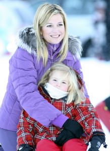 13-02-2008 KONINKLIJK HUIS;  KONINKLIJKE FAMILIE OP WINTERSPORTVAKANTIE IN LECH.
Koningin Beatrix - Prins Willem Alexander - Prinses Maxima met hun kinderen Amalia-Alexia en Ariane en Prins Constantijn met Prinses Laurentien met hun kinderen Eloise-Claus Casimir en Leonore zijn op wintersport vakantie in het prachtige Lech. Alexander en Maxima met hun kinderen verbleven in een gehuurde villa en Koningin Beatrix met Constantijn en Laurentien en de kinderen in hotel Post waar zij al vele jaren de naast gelegen villa huren.
foto: Albert den Iseger.