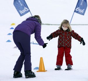 13-02-2008 KONINKLIJK HUIS;  KONINKLIJKE FAMILIE OP WINTERSPORTVAKANTIE IN LECH.
Koningin Beatrix - Prins Willem Alexander - Prinses Maxima met hun kinderen Amalia-Alexia en Ariane en Prins Constantijn met Prinses Laurentien met hun kinderen Eloise-Claus Casimir en Leonore zijn op wintersport vakantie in het prachtige Lech. Alexander en Maxima met hun kinderen verbleven in een gehuurde villa en Koningin Beatrix met Constantijn en Laurentien en de kinderen in hotel Post waar zij al vele jaren de naast gelegen villa huren.
foto: Albert den Iseger.