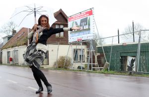 29-02-2008 SHOWBIZZ; PATTY BRARD GAAT NIEUW HUIS BOUWEN AAN DE AMSTEL. Patty heeft een oude boerderij gekocht in Oudenkerk aan de Amstel, deze zal worden gesloopt en zij zal daar een nieuw huis laten bouwen. Eind zomer 2008 zal dat dan klaar moeten zijn. Patty was even de drukte zat van Amsterdam en wil nu heerlijk gaan genieten van het landelijke Oudenkerk aan de Amstel.
foto: Albert den Iseger.