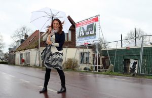 29-02-2008 SHOWBIZZ; PATTY BRARD GAAT NIEUW HUIS BOUWEN AAN DE AMSTEL. Patty heeft een oude boerderij gekocht in Oudenkerk aan de Amstel, deze zal worden gesloopt en zij zal daar een nieuw huis laten bouwen. Eind zomer 2008 zal dat dan klaar moeten zijn. Patty was even de drukte zat van Amsterdam en wil nu heerlijk gaan genieten van het landelijke Oudenkerk aan de Amstel.
foto: Albert den Iseger.