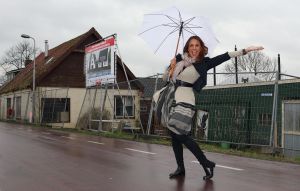 29-02-2008 SHOWBIZZ; PATTY BRARD GAAT NIEUW HUIS BOUWEN AAN DE AMSTEL. Patty heeft een oude boerderij gekocht in Oudenkerk aan de Amstel, deze zal worden gesloopt en zij zal daar een nieuw huis laten bouwen. Eind zomer 2008 zal dat dan klaar moeten zijn. Patty was even de drukte zat van Amsterdam en wil nu heerlijk gaan genieten van het landelijke Oudenkerk aan de Amstel.
foto: Albert den Iseger.
