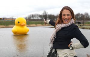 29-02-2008 SHOWBIZZ; PATTY BRARD GAAT NIEUW HUIS BOUWEN AAN DE AMSTEL. Patty heeft een oude boerderij gekocht in Oudenkerk aan de Amstel, deze zal worden gesloopt en zij zal daar een nieuw huis laten bouwen. Eind zomer 2008 zal dat dan klaar moeten zijn. Patty was even de drukte zat van Amsterdam en wil nu heerlijk gaan genieten van het landelijke Oudenkerk aan de Amstel.
foto: Albert den Iseger.