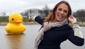 29-02-2008 SHOWBIZZ; PATTY BRARD GAAT NIEUW HUIS BOUWEN AAN DE AMSTEL. Patty heeft een oude boerderij gekocht in Oudenkerk aan de Amstel, deze zal worden gesloopt en zij zal daar een nieuw huis laten bouwen. Eind zomer 2008 zal dat dan klaar moeten zijn. Patty was even de drukte zat van Amsterdam en wil nu heerlijk gaan genieten van het landelijke Oudenkerk aan de Amstel.
foto: Albert den Iseger.
