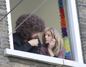 18-02-2008 SHOWBIZZ; VICTOR REINIER EN KIM PETIT HANGEN ALWEER UIT HUN RAAM.
Victor heeft een nieuw huis in Maastricht met uitzicht op de Maas, hij woont nu samen met zijn Kim die nagenoeg herstelt is van het Hoteldrama  September vorig jaar. Kim draagt nu een pruik en is dagelijks bezig om weer kracht te krijgen in armen en benen. Volgens een vriendin van Kim gaat het stukken beter met haar en worden ze samen veel gezien in het uitgaansleven van Maastricht. Victor is bezig met opname s van een speelfilm genaamd Brief voor de Koning. Deze week worden de film opname s afgerond en zal Victor zich weer eens laten scheren en knippen, zodat de look van ridder weer verleden tijd zal zijn, zo zij hij in het programma van Paul en Witteman. We zullen hem in de gaten houden of dit nu eens geen leugen is.
foto: Albert den Iseger.