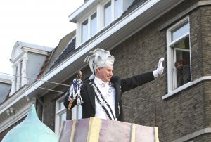18-02-2008 SHOWBIZZ; VICTOR REINIER EN KIM PETIT HANGEN ALWEER UIT HUN RAAM.
Victor heeft een nieuw huis in Maastricht met uitzicht op de Maas, hij woont nu samen met zijn Kim die nagenoeg herstelt is van het Hoteldrama  September vorig jaar. Kim draagt nu een pruik en is dagelijks bezig om weer kracht te krijgen in armen en benen. Volgens een vriendin van Kim gaat het stukken beter met haar en worden ze samen veel gezien in het uitgaansleven van Maastricht. Victor is bezig met opname s van een speelfilm genaamd Brief voor de Koning. Deze week worden de film opname s afgerond en zal Victor zich weer eens laten scheren en knippen, zodat de look van ridder weer verleden tijd zal zijn, zo zij hij in het programma van Paul en Witteman. We zullen hem in de gaten houden of dit nu eens geen leugen is.
foto: Albert den Iseger.