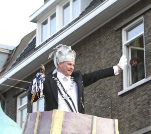 18-02-2008 SHOWBIZZ; VICTOR REINIER EN KIM PETIT HANGEN ALWEER UIT HUN RAAM.
Victor heeft een nieuw huis in Maastricht met uitzicht op de Maas, hij woont nu samen met zijn Kim die nagenoeg herstelt is van het Hoteldrama  September vorig jaar. Kim draagt nu een pruik en is dagelijks bezig om weer kracht te krijgen in armen en benen. Volgens een vriendin van Kim gaat het stukken beter met haar en worden ze samen veel gezien in het uitgaansleven van Maastricht. Victor is bezig met opname s van een speelfilm genaamd Brief voor de Koning. Deze week worden de film opname s afgerond en zal Victor zich weer eens laten scheren en knippen, zodat de look van ridder weer verleden tijd zal zijn, zo zij hij in het programma van Paul en Witteman. We zullen hem in de gaten houden of dit nu eens geen leugen is.
foto: Albert den Iseger.