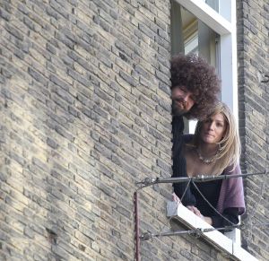 18-02-2008 SHOWBIZZ; VICTOR REINIER EN KIM PETIT HANGEN ALWEER UIT HUN RAAM.
Victor heeft een nieuw huis in Maastricht met uitzicht op de Maas, hij woont nu samen met zijn Kim die nagenoeg herstelt is van het Hoteldrama  September vorig jaar. Kim draagt nu een pruik en is dagelijks bezig om weer kracht te krijgen in armen en benen. Volgens een vriendin van Kim gaat het stukken beter met haar en worden ze samen veel gezien in het uitgaansleven van Maastricht. Victor is bezig met opname s van een speelfilm genaamd Brief voor de Koning. Deze week worden de film opname s afgerond en zal Victor zich weer eens laten scheren en knippen, zodat de look van ridder weer verleden tijd zal zijn, zo zij hij in het programma van Paul en Witteman. We zullen hem in de gaten houden of dit nu eens geen leugen is.
foto: Albert den Iseger.