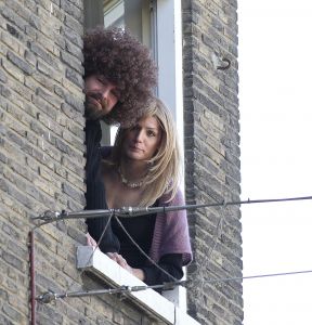 18-02-2008 SHOWBIZZ; VICTOR REINIER EN KIM PETIT HANGEN ALWEER UIT HUN RAAM.
Victor heeft een nieuw huis in Maastricht met uitzicht op de Maas, hij woont nu samen met zijn Kim die nagenoeg herstelt is van het Hoteldrama  September vorig jaar. Kim draagt nu een pruik en is dagelijks bezig om weer kracht te krijgen in armen en benen. Volgens een vriendin van Kim gaat het stukken beter met haar en worden ze samen veel gezien in het uitgaansleven van Maastricht. Victor is bezig met opname s van een speelfilm genaamd Brief voor de Koning. Deze week worden de film opname s afgerond en zal Victor zich weer eens laten scheren en knippen, zodat de look van ridder weer verleden tijd zal zijn, zo zij hij in het programma van Paul en Witteman. We zullen hem in de gaten houden of dit nu eens geen leugen is.
foto: Albert den Iseger.