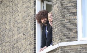 18-02-2008 SHOWBIZZ; VICTOR REINIER EN KIM PETIT HANGEN ALWEER UIT HUN RAAM.
Victor heeft een nieuw huis in Maastricht met uitzicht op de Maas, hij woont nu samen met zijn Kim die nagenoeg herstelt is van het Hoteldrama  September vorig jaar. Kim draagt nu een pruik en is dagelijks bezig om weer kracht te krijgen in armen en benen. Volgens een vriendin van Kim gaat het stukken beter met haar en worden ze samen veel gezien in het uitgaansleven van Maastricht. Victor is bezig met opname s van een speelfilm genaamd Brief voor de Koning. Deze week worden de film opname s afgerond en zal Victor zich weer eens laten scheren en knippen, zodat de look van ridder weer verleden tijd zal zijn, zo zij hij in het programma van Paul en Witteman. We zullen hem in de gaten houden of dit nu eens geen leugen is.
foto: Albert den Iseger.