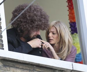 18-02-2008 SHOWBIZZ; VICTOR REINIER EN KIM PETIT HANGEN ALWEER UIT HUN RAAM.
Victor heeft een nieuw huis in Maastricht met uitzicht op de Maas, hij woont nu samen met zijn Kim die nagenoeg herstelt is van het Hoteldrama  September vorig jaar. Kim draagt nu een pruik en is dagelijks bezig om weer kracht te krijgen in armen en benen. Volgens een vriendin van Kim gaat het stukken beter met haar en worden ze samen veel gezien in het uitgaansleven van Maastricht. Victor is bezig met opname s van een speelfilm genaamd Brief voor de Koning. Deze week worden de film opname s afgerond en zal Victor zich weer eens laten scheren en knippen, zodat de look van ridder weer verleden tijd zal zijn, zo zij hij in het programma van Paul en Witteman. We zullen hem in de gaten houden of dit nu eens geen leugen is.
foto: Albert den Iseger.