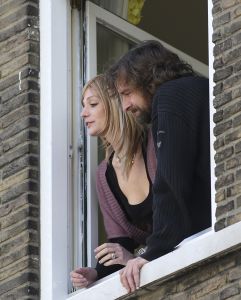 18-02-2008 SHOWBIZZ; VICTOR REINIER EN KIM PETIT HANGEN ALWEER UIT HUN RAAM.
Victor heeft een nieuw huis in Maastricht met uitzicht op de Maas, hij woont nu samen met zijn Kim die nagenoeg herstelt is van het Hoteldrama  September vorig jaar. Kim draagt nu een pruik en is dagelijks bezig om weer kracht te krijgen in armen en benen. Volgens een vriendin van Kim gaat het stukken beter met haar en worden ze samen veel gezien in het uitgaansleven van Maastricht. Victor is bezig met opname s van een speelfilm genaamd Brief voor de Koning. Deze week worden de film opname s afgerond en zal Victor zich weer eens laten scheren en knippen, zodat de look van ridder weer verleden tijd zal zijn, zo zij hij in het programma van Paul en Witteman. We zullen hem in de gaten houden of dit nu eens geen leugen is.
foto: Albert den Iseger.