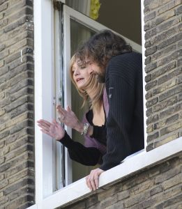 18-02-2008 SHOWBIZZ; VICTOR REINIER EN KIM PETIT HANGEN ALWEER UIT HUN RAAM.
Victor heeft een nieuw huis in Maastricht met uitzicht op de Maas, hij woont nu samen met zijn Kim die nagenoeg herstelt is van het Hoteldrama  September vorig jaar. Kim draagt nu een pruik en is dagelijks bezig om weer kracht te krijgen in armen en benen. Volgens een vriendin van Kim gaat het stukken beter met haar en worden ze samen veel gezien in het uitgaansleven van Maastricht. Victor is bezig met opname s van een speelfilm genaamd Brief voor de Koning. Deze week worden de film opname s afgerond en zal Victor zich weer eens laten scheren en knippen, zodat de look van ridder weer verleden tijd zal zijn, zo zij hij in het programma van Paul en Witteman. We zullen hem in de gaten houden of dit nu eens geen leugen is.
foto: Albert den Iseger.