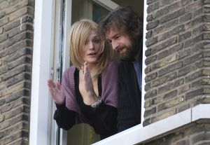 18-02-2008 SHOWBIZZ; VICTOR REINIER EN KIM PETIT HANGEN ALWEER UIT HUN RAAM.
Victor heeft een nieuw huis in Maastricht met uitzicht op de Maas, hij woont nu samen met zijn Kim die nagenoeg herstelt is van het Hoteldrama  September vorig jaar. Kim draagt nu een pruik en is dagelijks bezig om weer kracht te krijgen in armen en benen. Volgens een vriendin van Kim gaat het stukken beter met haar en worden ze samen veel gezien in het uitgaansleven van Maastricht. Victor is bezig met opname s van een speelfilm genaamd Brief voor de Koning. Deze week worden de film opname s afgerond en zal Victor zich weer eens laten scheren en knippen, zodat de look van ridder weer verleden tijd zal zijn, zo zij hij in het programma van Paul en Witteman. We zullen hem in de gaten houden of dit nu eens geen leugen is.
foto: Albert den Iseger.