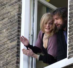 18-02-2008 SHOWBIZZ; VICTOR REINIER EN KIM PETIT HANGEN ALWEER UIT HUN RAAM.
Victor heeft een nieuw huis in Maastricht met uitzicht op de Maas, hij woont nu samen met zijn Kim die nagenoeg herstelt is van het Hoteldrama  September vorig jaar. Kim draagt nu een pruik en is dagelijks bezig om weer kracht te krijgen in armen en benen. Volgens een vriendin van Kim gaat het stukken beter met haar en worden ze samen veel gezien in het uitgaansleven van Maastricht. Victor is bezig met opname s van een speelfilm genaamd Brief voor de Koning. Deze week worden de film opname s afgerond en zal Victor zich weer eens laten scheren en knippen, zodat de look van ridder weer verleden tijd zal zijn, zo zij hij in het programma van Paul en Witteman. We zullen hem in de gaten houden of dit nu eens geen leugen is.
foto: Albert den Iseger.