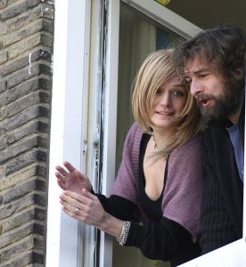 18-02-2008 SHOWBIZZ; VICTOR REINIER EN KIM PETIT HANGEN ALWEER UIT HUN RAAM.
Victor heeft een nieuw huis in Maastricht met uitzicht op de Maas, hij woont nu samen met zijn Kim die nagenoeg herstelt is van het Hoteldrama  September vorig jaar. Kim draagt nu een pruik en is dagelijks bezig om weer kracht te krijgen in armen en benen. Volgens een vriendin van Kim gaat het stukken beter met haar en worden ze samen veel gezien in het uitgaansleven van Maastricht. Victor is bezig met opname s van een speelfilm genaamd Brief voor de Koning. Deze week worden de film opname s afgerond en zal Victor zich weer eens laten scheren en knippen, zodat de look van ridder weer verleden tijd zal zijn, zo zij hij in het programma van Paul en Witteman. We zullen hem in de gaten houden of dit nu eens geen leugen is.
foto: Albert den Iseger.