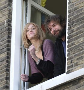 18-02-2008 SHOWBIZZ; VICTOR REINIER EN KIM PETIT HANGEN ALWEER UIT HUN RAAM.
Victor heeft een nieuw huis in Maastricht met uitzicht op de Maas, hij woont nu samen met zijn Kim die nagenoeg herstelt is van het Hoteldrama  September vorig jaar. Kim draagt nu een pruik en is dagelijks bezig om weer kracht te krijgen in armen en benen. Volgens een vriendin van Kim gaat het stukken beter met haar en worden ze samen veel gezien in het uitgaansleven van Maastricht. Victor is bezig met opname s van een speelfilm genaamd Brief voor de Koning. Deze week worden de film opname s afgerond en zal Victor zich weer eens laten scheren en knippen, zodat de look van ridder weer verleden tijd zal zijn, zo zij hij in het programma van Paul en Witteman. We zullen hem in de gaten houden of dit nu eens geen leugen is.
foto: Albert den Iseger.
