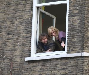 18-02-2008 SHOWBIZZ; VICTOR REINIER EN KIM PETIT HANGEN ALWEER UIT HUN RAAM.
Victor heeft een nieuw huis in Maastricht met uitzicht op de Maas, hij woont nu samen met zijn Kim die nagenoeg herstelt is van het Hoteldrama  September vorig jaar. Kim draagt nu een pruik en is dagelijks bezig om weer kracht te krijgen in armen en benen. Volgens een vriendin van Kim gaat het stukken beter met haar en worden ze samen veel gezien in het uitgaansleven van Maastricht. Victor is bezig met opname s van een speelfilm genaamd Brief voor de Koning. Deze week worden de film opname s afgerond en zal Victor zich weer eens laten scheren en knippen, zodat de look van ridder weer verleden tijd zal zijn, zo zij hij in het programma van Paul en Witteman. We zullen hem in de gaten houden of dit nu eens geen leugen is.
foto: Albert den Iseger.