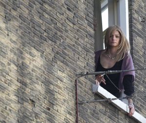 18-02-2008 SHOWBIZZ; VICTOR REINIER EN KIM PETIT HANGEN ALWEER UIT HUN RAAM.
Victor heeft een nieuw huis in Maastricht met uitzicht op de Maas, hij woont nu samen met zijn Kim die nagenoeg herstelt is van het Hoteldrama  September vorig jaar. Kim draagt nu een pruik en is dagelijks bezig om weer kracht te krijgen in armen en benen. Volgens een vriendin van Kim gaat het stukken beter met haar en worden ze samen veel gezien in het uitgaansleven van Maastricht. Victor is bezig met opname s van een speelfilm genaamd Brief voor de Koning. Deze week worden de film opname s afgerond en zal Victor zich weer eens laten scheren en knippen, zodat de look van ridder weer verleden tijd zal zijn, zo zij hij in het programma van Paul en Witteman. We zullen hem in de gaten houden of dit nu eens geen leugen is.
foto: Albert den Iseger.