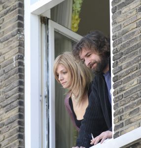 18-02-2008 SHOWBIZZ; VICTOR REINIER EN KIM PETIT HANGEN ALWEER UIT HUN RAAM.
Victor heeft een nieuw huis in Maastricht met uitzicht op de Maas, hij woont nu samen met zijn Kim die nagenoeg herstelt is van het Hoteldrama  September vorig jaar. Kim draagt nu een pruik en is dagelijks bezig om weer kracht te krijgen in armen en benen. Volgens een vriendin van Kim gaat het stukken beter met haar en worden ze samen veel gezien in het uitgaansleven van Maastricht. Victor is bezig met opname s van een speelfilm genaamd Brief voor de Koning. Deze week worden de film opname s afgerond en zal Victor zich weer eens laten scheren en knippen, zodat de look van ridder weer verleden tijd zal zijn, zo zij hij in het programma van Paul en Witteman. We zullen hem in de gaten houden of dit nu eens geen leugen is.
foto: Albert den Iseger.