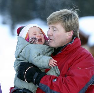 13-02-2008 KONINKLIJK HUIS;  KONINKLIJKE FAMILIE OP WINTERSPORTVAKANTIE IN LECH.
Koningin Beatrix - Prins Willem Alexander - Prinses Maxima met hun kinderen Amalia-Alexia en Ariane en Prins Constantijn met Prinses Laurentien met hun kinderen Eloise-Claus Casimir en Leonore zijn op wintersport vakantie in het prachtige Lech. Alexander en Maxima met hun kinderen verbleven in een gehuurde villa en Koningin Beatrix met Constantijn en Laurentien en de kinderen in hotel Post waar zij al vele jaren de naast gelegen villa huren.
foto: Albert den Iseger.