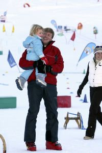 13-02-2008 KONINKLIJK HUIS;  KONINKLIJKE FAMILIE OP WINTERSPORTVAKANTIE IN LECH.
Koningin Beatrix - Prins Willem Alexander - Prinses Maxima met hun kinderen Amalia-Alexia en Ariane en Prins Constantijn met Prinses Laurentien met hun kinderen Eloise-Claus Casimir en Leonore zijn op wintersport vakantie in het prachtige Lech. Alexander en Maxima met hun kinderen verbleven in een gehuurde villa en Koningin Beatrix met Constantijn en Laurentien en de kinderen in hotel Post waar zij al vele jaren de naast gelegen villa huren.
foto: Albert den Iseger.