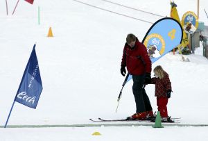 13-02-2008 KONINKLIJK HUIS;  KONINKLIJKE FAMILIE OP WINTERSPORTVAKANTIE IN LECH.
Koningin Beatrix - Prins Willem Alexander - Prinses Maxima met hun kinderen Amalia-Alexia en Ariane en Prins Constantijn met Prinses Laurentien met hun kinderen Eloise-Claus Casimir en Leonore zijn op wintersport vakantie in het prachtige Lech. Alexander en Maxima met hun kinderen verbleven in een gehuurde villa en Koningin Beatrix met Constantijn en Laurentien en de kinderen in hotel Post waar zij al vele jaren de naast gelegen villa huren.
foto: Albert den Iseger.