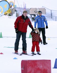 13-02-2008 KONINKLIJK HUIS;  KONINKLIJKE FAMILIE OP WINTERSPORTVAKANTIE IN LECH.
Koningin Beatrix - Prins Willem Alexander - Prinses Maxima met hun kinderen Amalia-Alexia en Ariane en Prins Constantijn met Prinses Laurentien met hun kinderen Eloise-Claus Casimir en Leonore zijn op wintersport vakantie in het prachtige Lech. Alexander en Maxima met hun kinderen verbleven in een gehuurde villa en Koningin Beatrix met Constantijn en Laurentien en de kinderen in hotel Post waar zij al vele jaren de naast gelegen villa huren.
foto: Albert den Iseger.